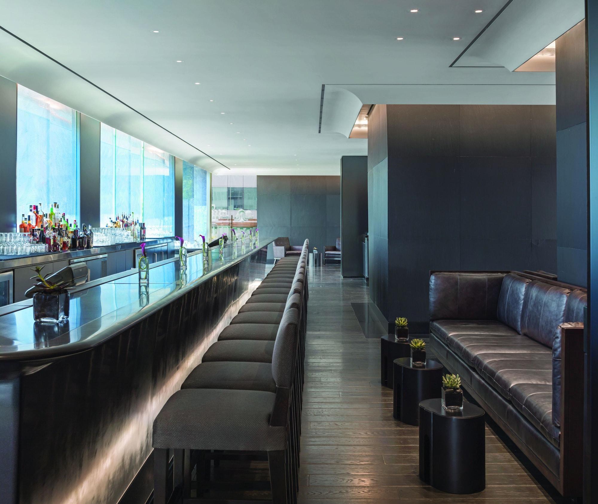The Knickerbocker Hotel New York Ngoại thất bức ảnh The bar at the 100 East 53rd Street location