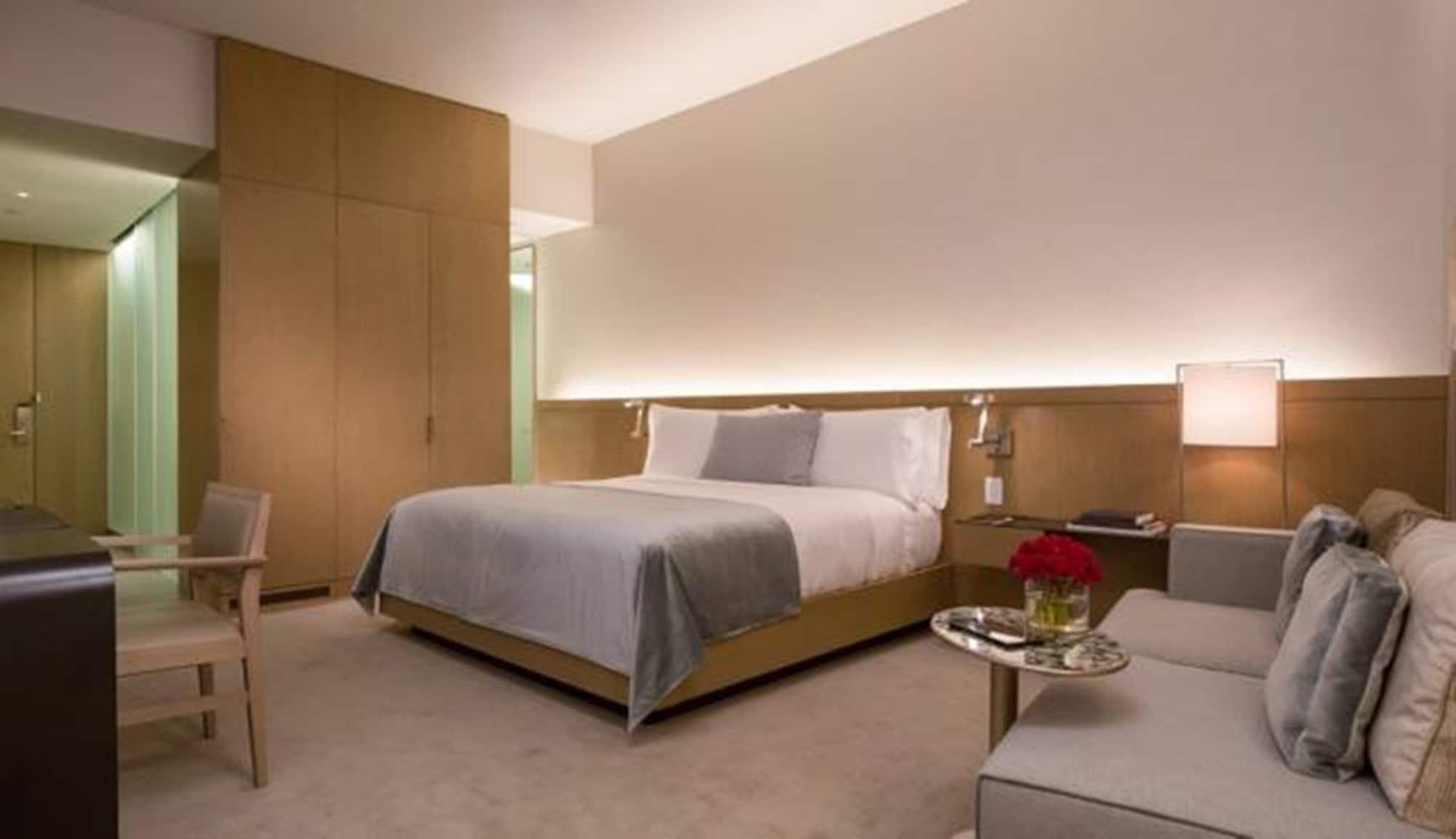 The Knickerbocker Hotel New York Ngoại thất bức ảnh A bedroom at the Mandarin Oriental, Washington DC