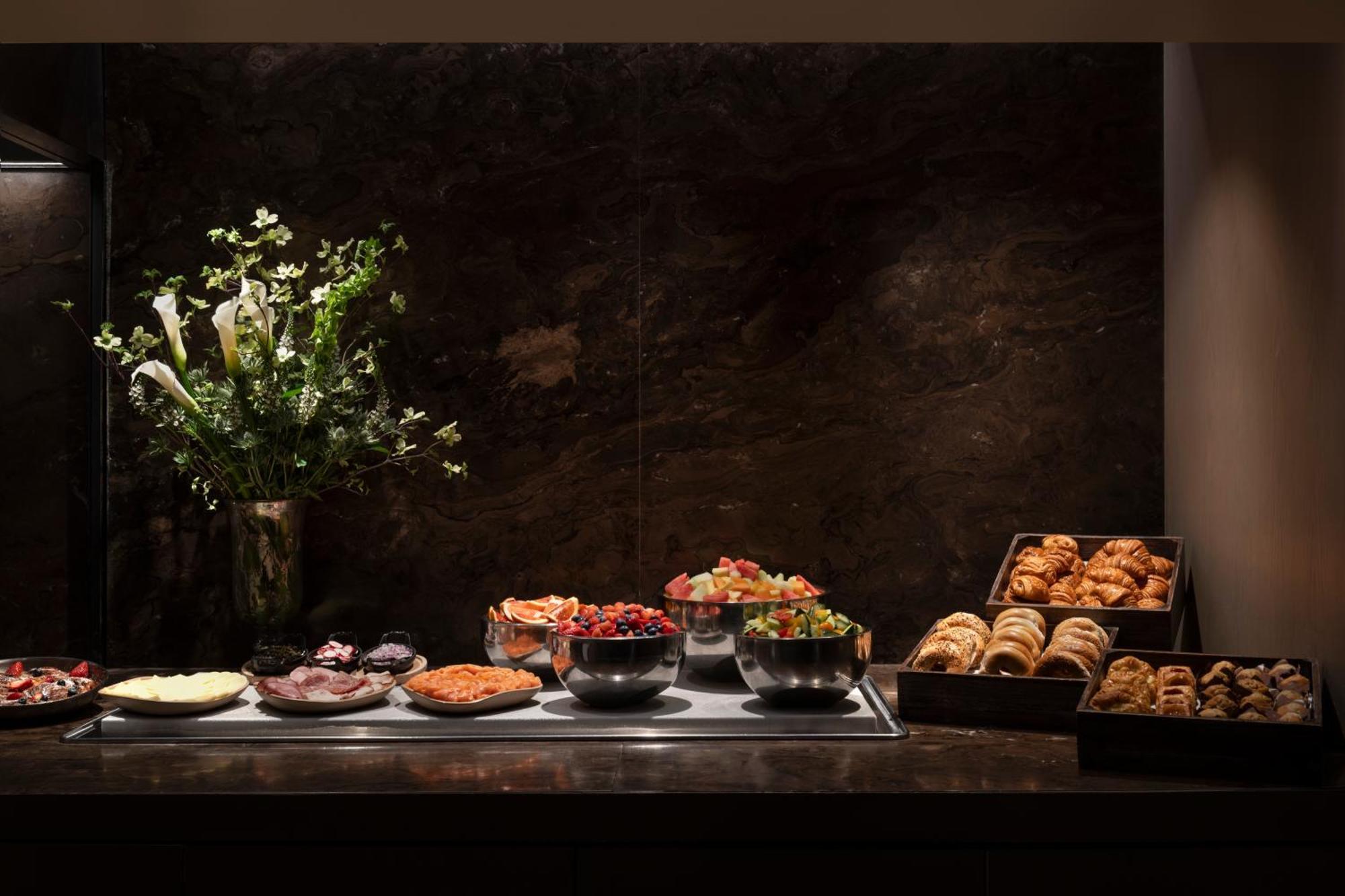 The Knickerbocker Hotel New York Ngoại thất bức ảnh A buffet at a hotel
