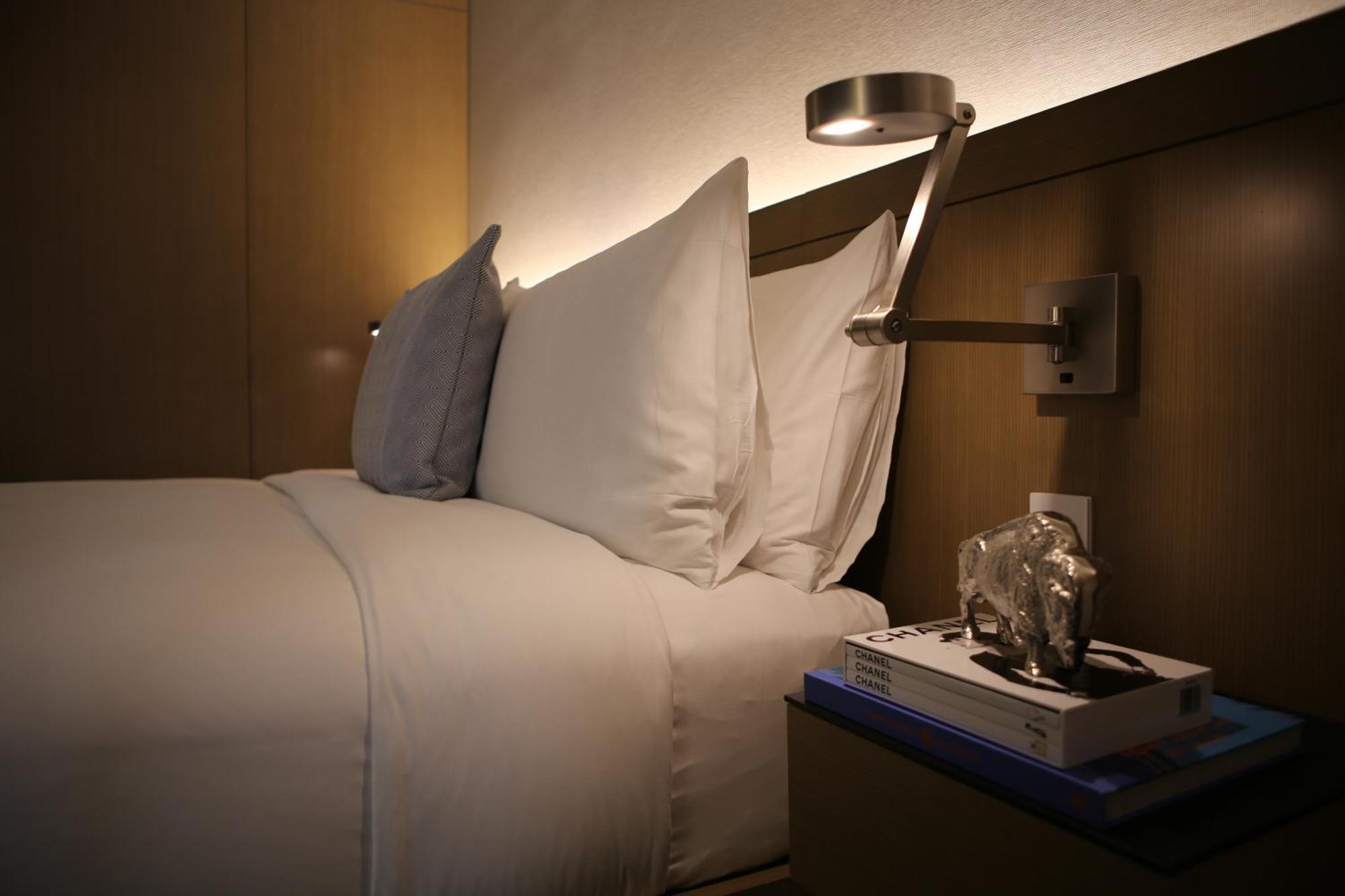 The Knickerbocker Hotel New York Phòng bức ảnh A wall-mounted reading light
